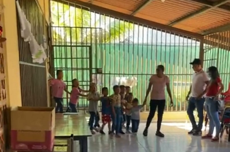 Fiesta para niños del albergue “Se Ofrece un Hogar” en San Antonio distrito de Atalaya.