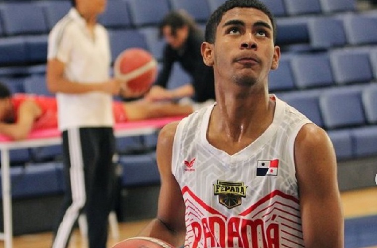 El colonense Luis Córdoba, del Colegio Abel Bravo, forma parte de la Selección U-15 de Baloncesto de Panamá. Foto: Fepaba