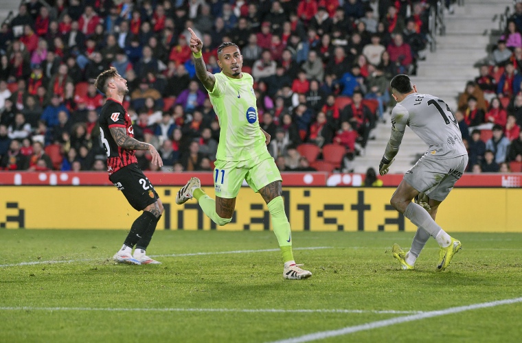 El delantero del Barcelona Raphinha (c) celebra tras marcar el tercer gol ante el Mallorca, durante el partido de la jornada 19 de LaLiga EA Sports. Foto: EFE