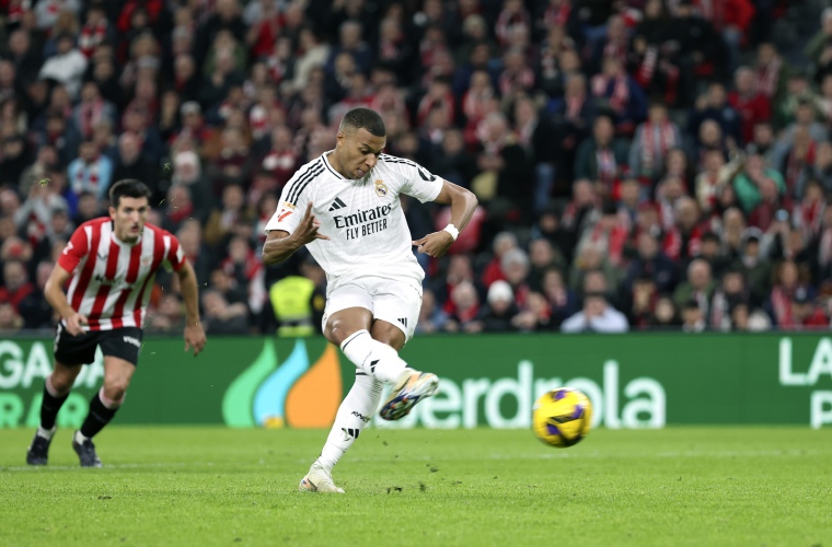 El delantero del Real Madrid Kylian Mbappé lanza un penalti durante el partido de la jornada 19 de LaLiga. Foto: EFE