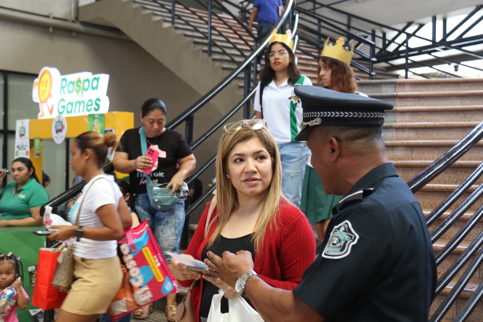 Los uniformados orientaron a nacionales y extranjeros con medidas de seguridad. Foto: Cortesía