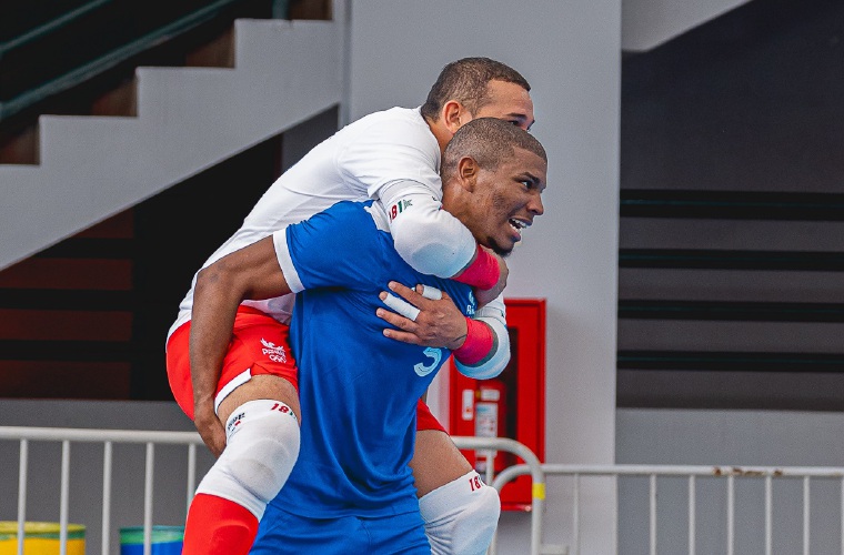 Ricardo Castillo (camiseta azul) celebra el gol anotado en el empate ayer de Panamá ante Chile 1-1. Foto: COP