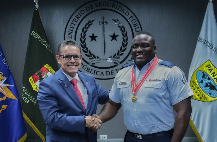 El atleta Orlando Arispe y el ministro de Seguridad Pública, Frank Abrego. Foto: Cortesía