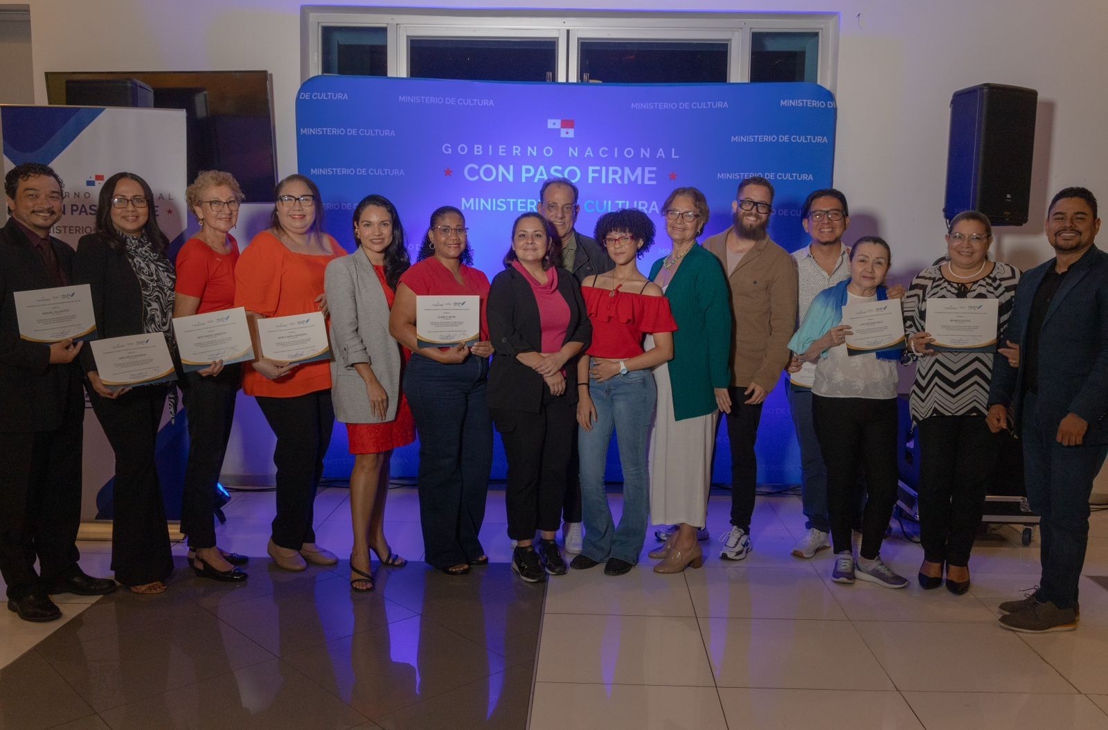 El Ministerio de Cultura entregó certificados a nuevos literatos. Foto: Cortesía