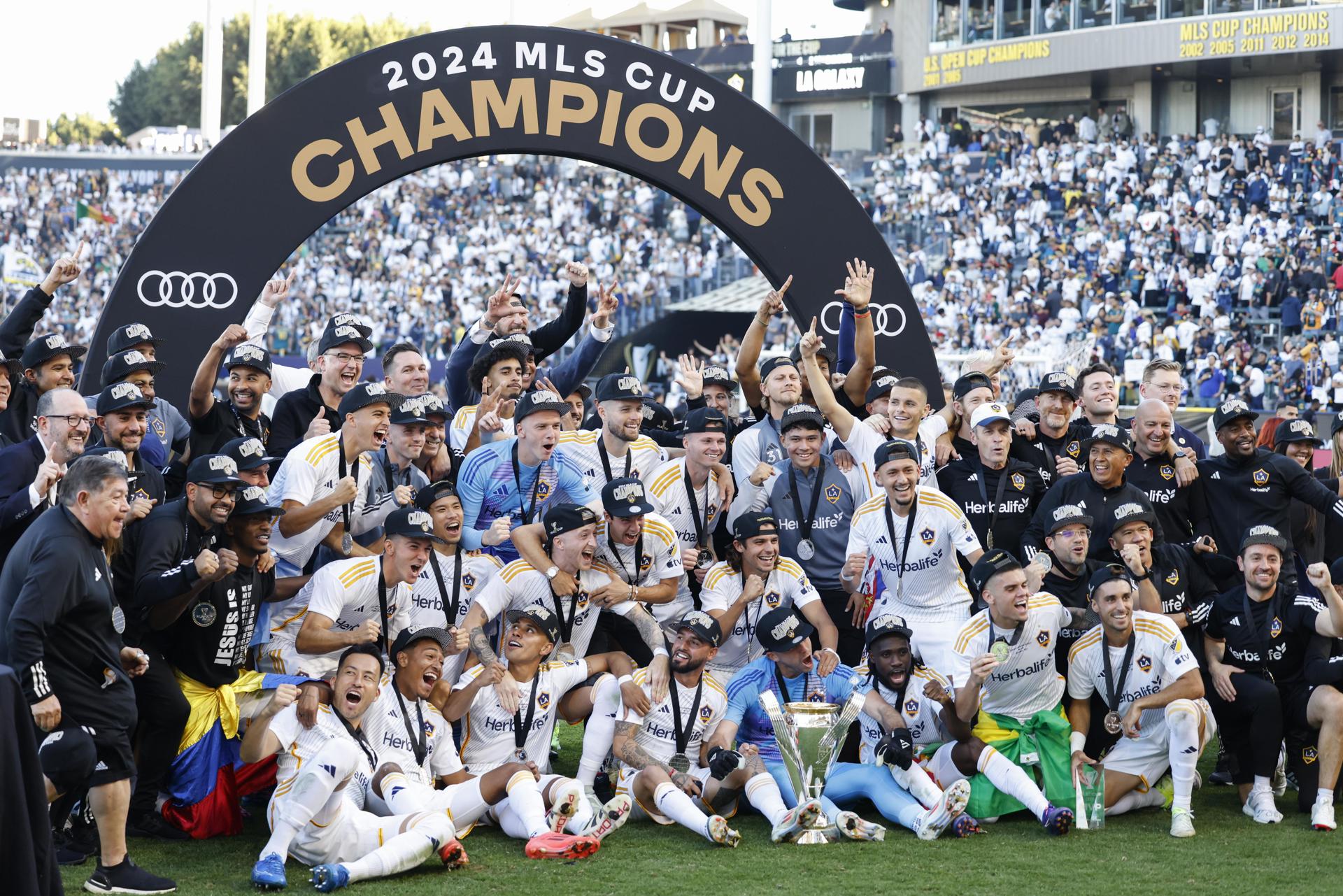 La plantilla de Los Angeles Galaxy celebra este sábado la conquista de la Copa de la MLS./EFE