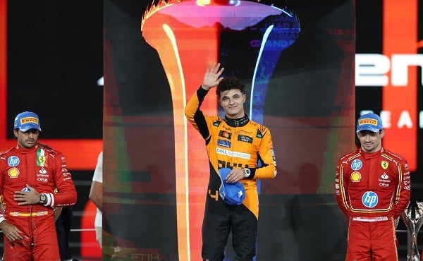 Lando Norris (c), ganador de la última prueba de la temporada 2024 de la Fórmula Uno. Foto: EFE