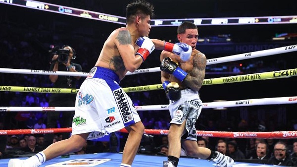 Emanuel &#039;Vaquero&#039; Navarrete conecta un golpe sobre Oscar Valdez. 