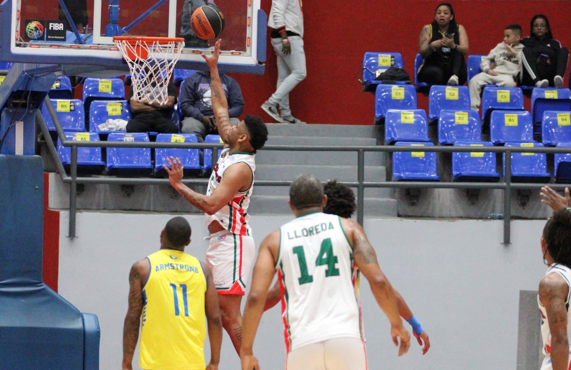 Amilcar Sánchez, de los Toros de Chiriquí, anota una canasta en el partido ante los Correcaminos de Colón. Foto: LPB