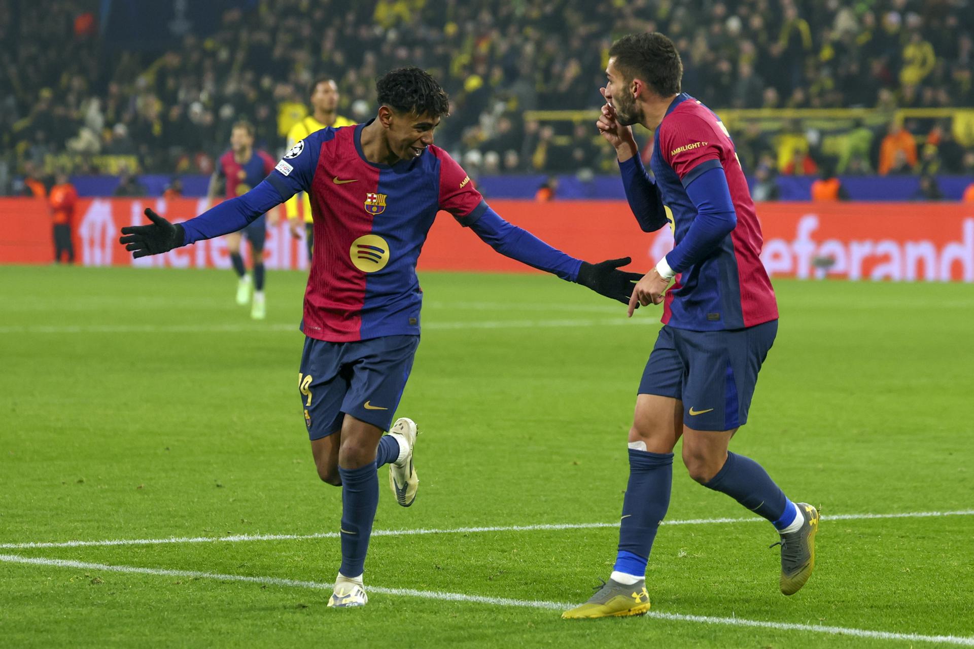 Ferran Torres celebra uno de sus goles durante el partido de la UEFA Champions League. /EFE