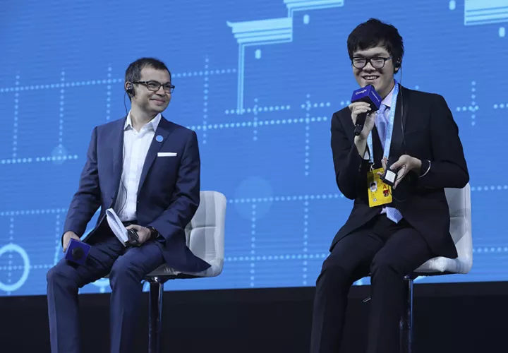 Los humanos pierden por segunda vez ante la máquina en el duelo Ke Jie-Google El chino Ke Jie (d), número uno mundial del juego del go, considerado el juego mental más complejo del mundo, junto a Demis Hassabis, líder del equipo DeepMind de Google .