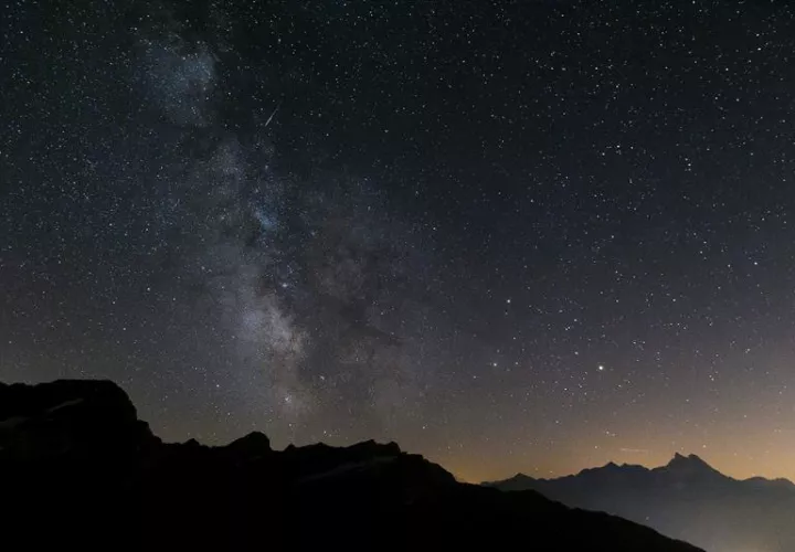 Descubren una galaxia lejana mil veces más luminosa que la Vía Láctea Fotografía que muestra la vía láctea desde la cumbre del Croix des Chaux, en la región de Gryon, al este de Suiza. EFE/Archivo Descubren una galaxia lejana mil veces más luminosa