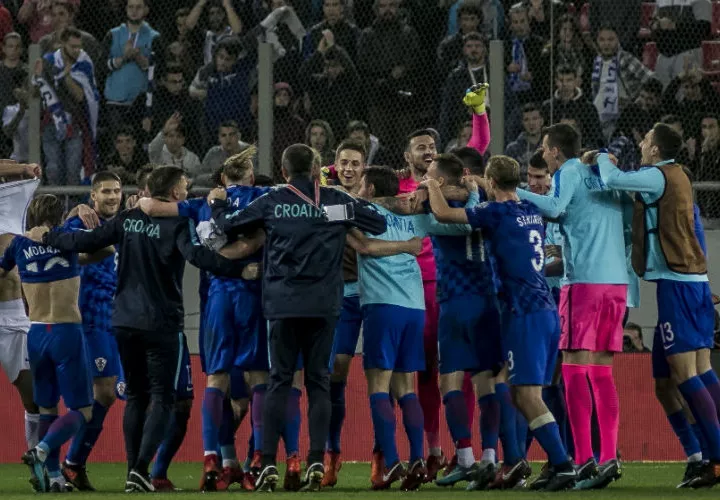 Jugadores de Croacia celebran la clasificación al Mundial de Rusia. Foto: AP