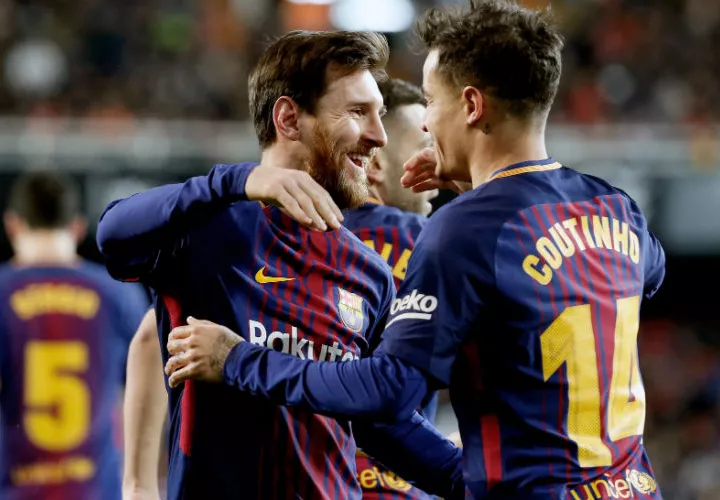 Leo Messi (I) y Philippe Coutinho, celebran el primer gol del equipo blaugrana. Foto: EFE