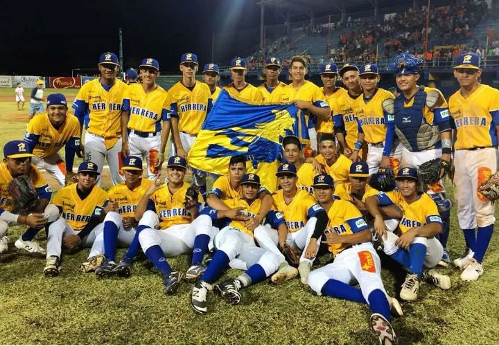 La novena de Herrera, actual campeona del béisbol juvenil, clasificó a las semifinales. Foto: Fedebeis