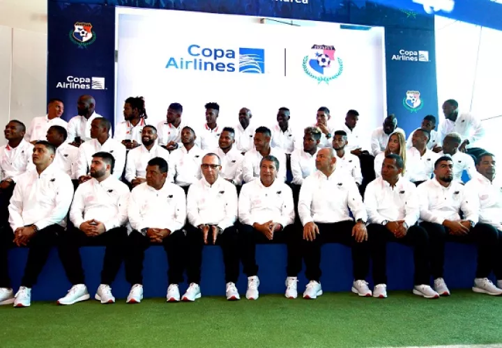 La Roja recibió un homenaje el viernes en el Aeropuerto Internacional de Tocumen, antes de viajar a Oslo. Fotos Anayansi Gamez