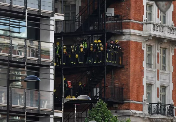 Bomberos trabajan en labor de extinción del incendio. Foto/EFE