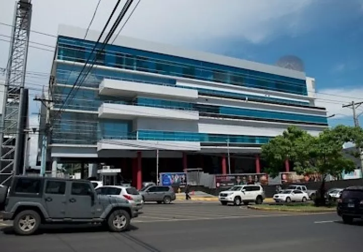 Vista general de la parte externa de las instalaciones de Medcom. Foto: Archivo