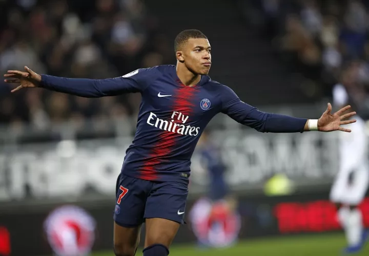 Kylian Mbappe celebra uno de sus goles con el PSG. Foto: AP