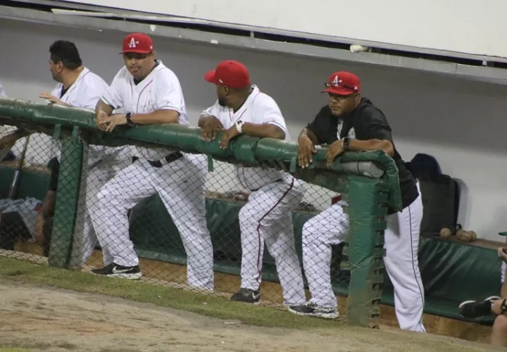 Julio Mosquera (der.) y dos integrantes de su cuerpo técnico. /Foto Cortesía