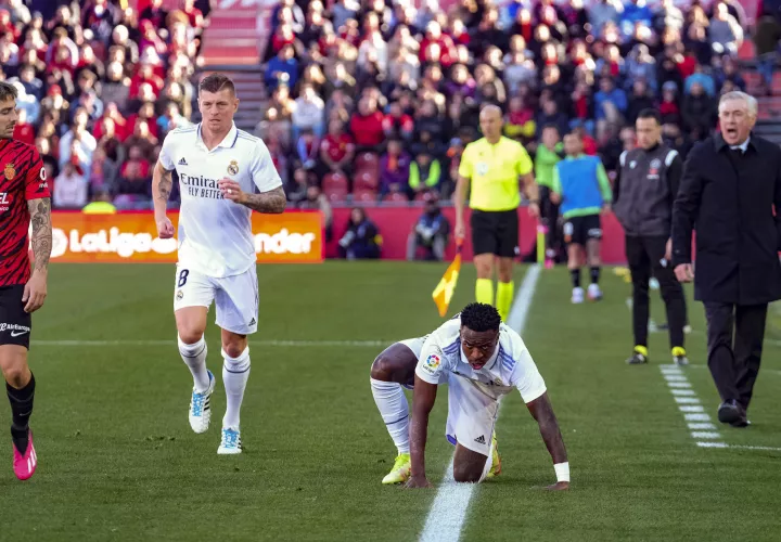 Vinícius Jr (c) durante el partido de La Liga que jugaron el Mallorca. /EFE