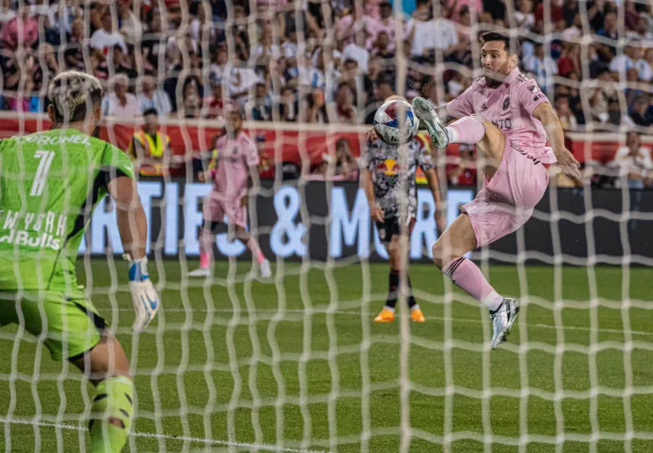 Lionel Messi del Inter de Miami anota un gol ante el New York RB. /Foto: EFE