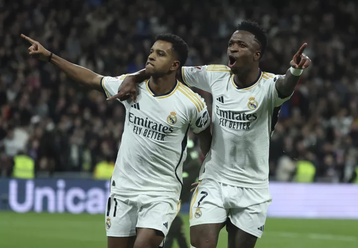 Rodrygo (i) y Vinicius Jr., celebran el cuarto gol del equipo madridista. /Foto: EFE