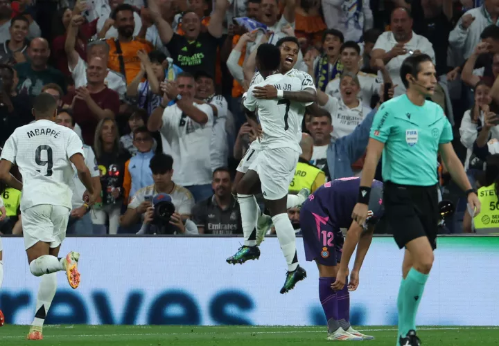 Los jugadores brasileños del Real Madrid, Vinicius y Rodrigo, celebran el segundo gol del equipo. /EFE