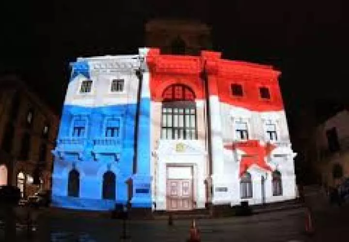 Encendido de luces en edificio del Consejo Municipal de Panamá.