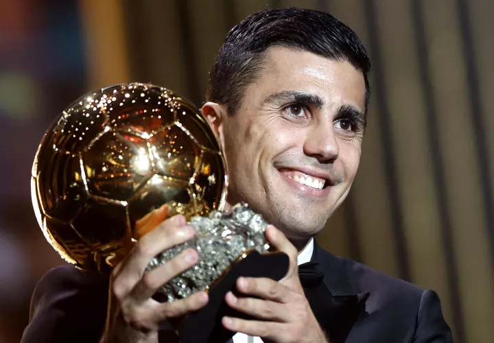 El centrocampista del Manchester City y de la selección española Rodrigo Hernández posa con Balón de Oro 2024. /EFE