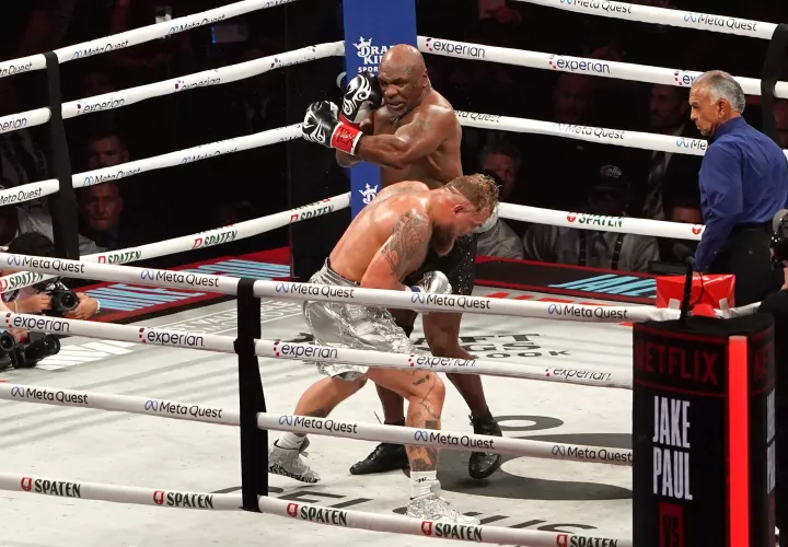 El boxeador estadounidense Jake Paul (i) en acción ante Mike Tyson. EFE