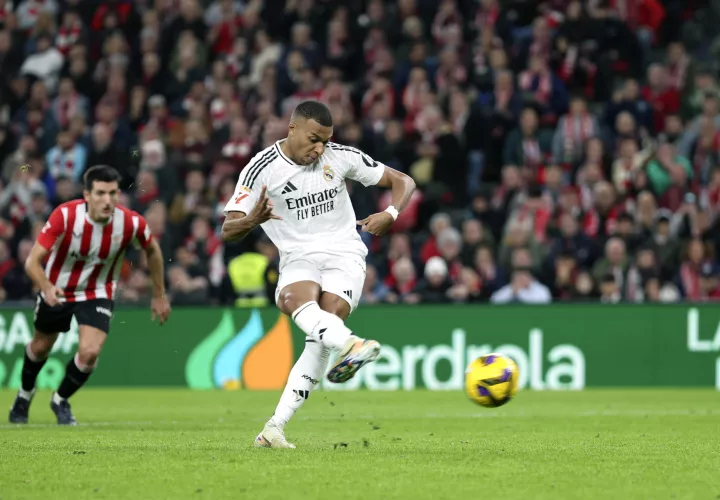 Kylian Mbappé al momento de cobrar el penalti.