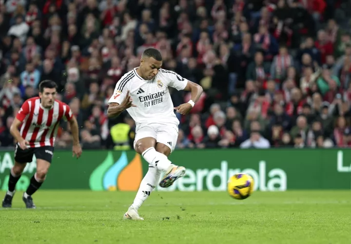 El delantero del Real Madrid Kylian Mbappé lanza un penalti durante el partido de la jornada 19 de LaLiga. Foto: EFE