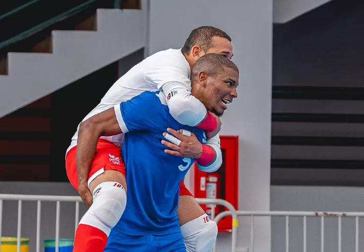 Ricardo Castillo (camiseta azul) celebra el gol anotado en el empate ayer de Panamá ante Chile 1-1. Foto: COP