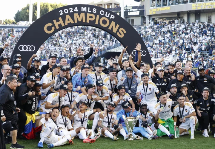 La plantilla de Los Angeles Galaxy celebra este sábado la conquista de la Copa de la MLS./EFE