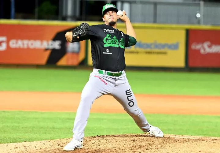 Andy Otero, lanzador panameño que juega para las Estrellas Orientales del béisbol profesional de República Dominicana. 